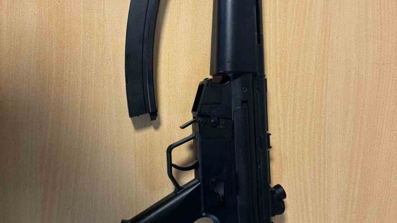 Küçükçekmece'de uzun namlulu silahla dolaşan 2 kişi gözaltına alındı