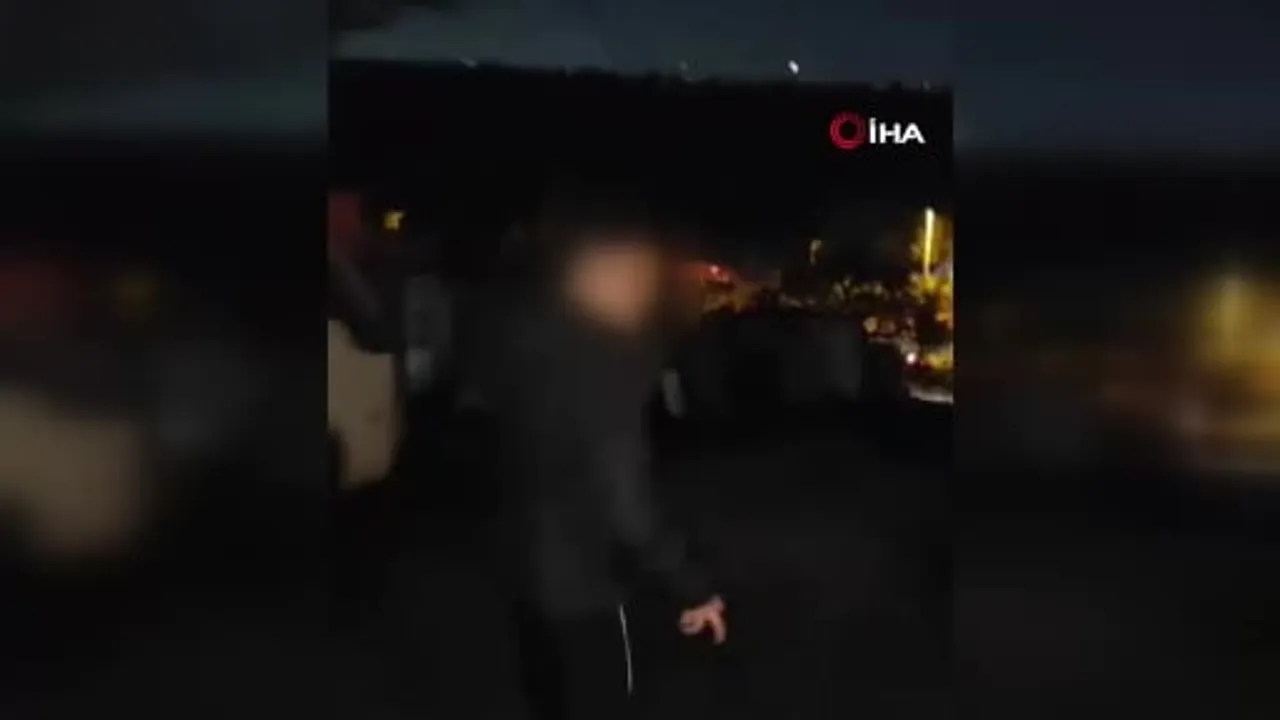 Küçükçekmece'de Uzun Namlulu Silahla Sokakta Dolaşan Kişi Cep Telefonuyla Kaydedildi