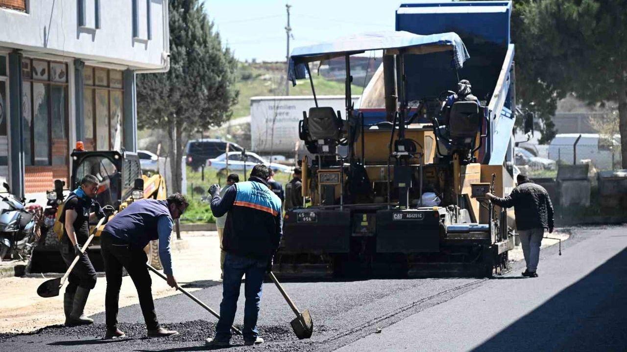 Kula Ayakkabıcılar Sitesi’nde asfalt çalışmaları yeniden başladı: Yaklaşık 2 bin ton sıcak asfalt serildi