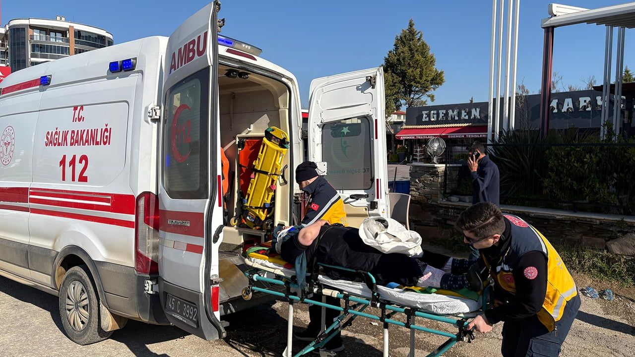 Kula'da tırın arkadan çarpması: Hafif ticari araçta 3 kişi yaralandı