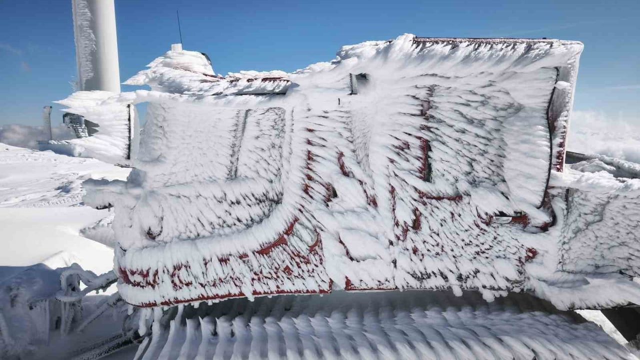 Kumalar Yaylası'nda rüzgâr türbinlerine ulaşmak için 4 metreyi bulan kar tüneli açıldı