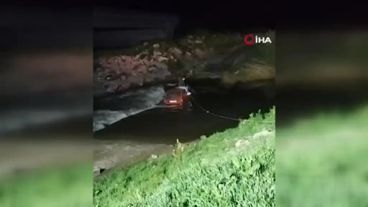 Kumçay Irmağı'nda mahsur kalan iki kişi Saruhanlı Belediyesi iş makinesiyle kurtarıldı