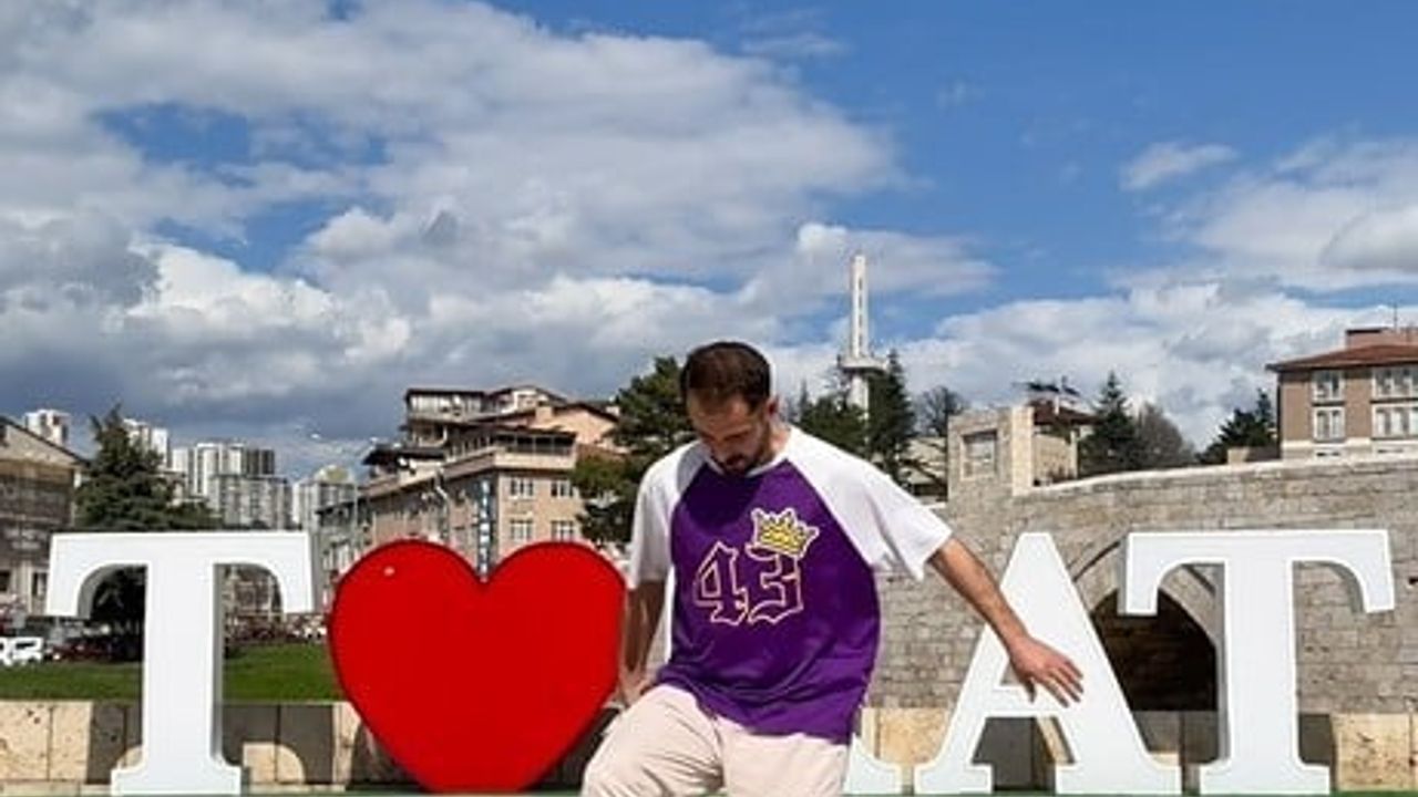 Kürşat Güdücü Tokat’ın Tarihi Mekanlarını Futbol Topuyla Tanıtıyor