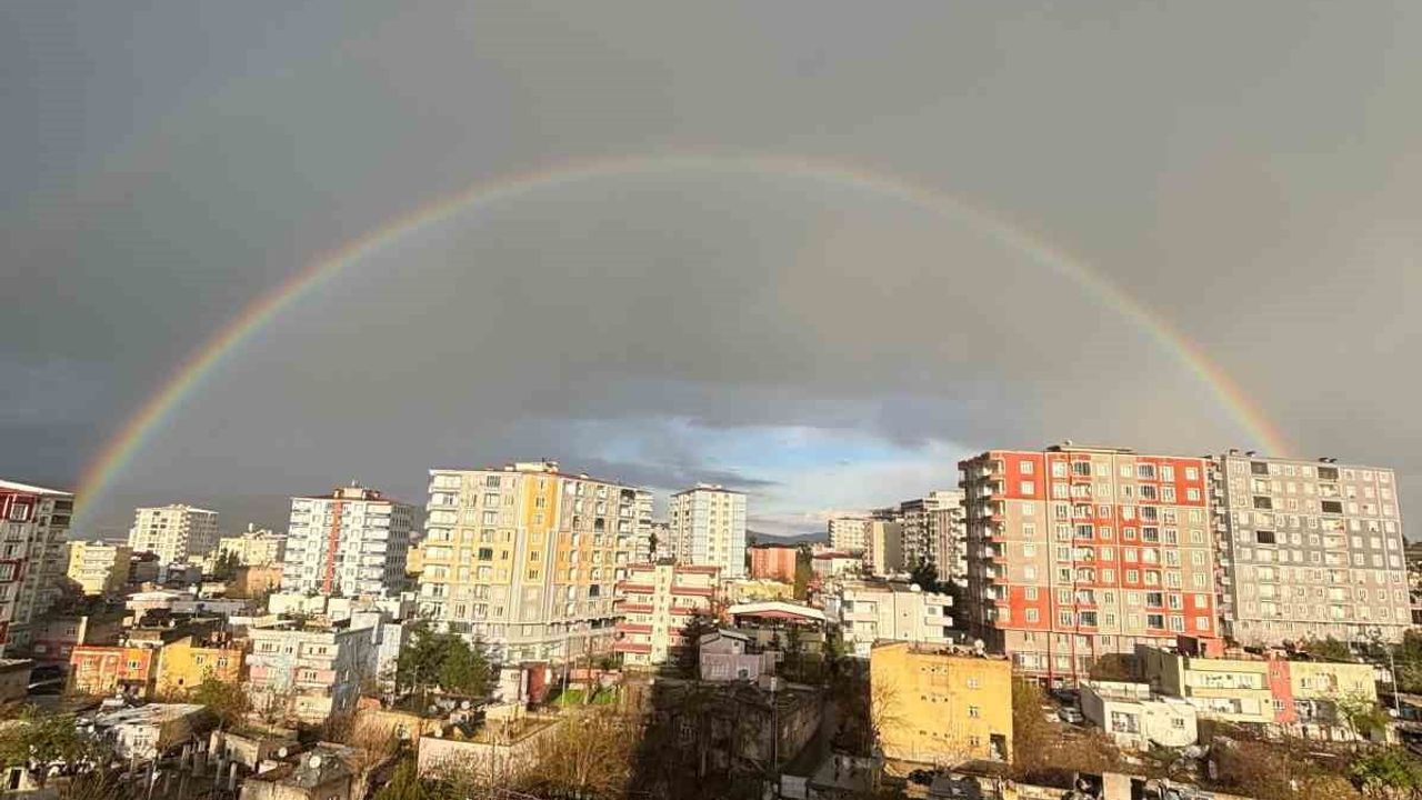 Kurtalan’da Yağmurun Ardından Beliren Gökkuşağı İlçe Genelinde Görsel Şölen Oluşturdu