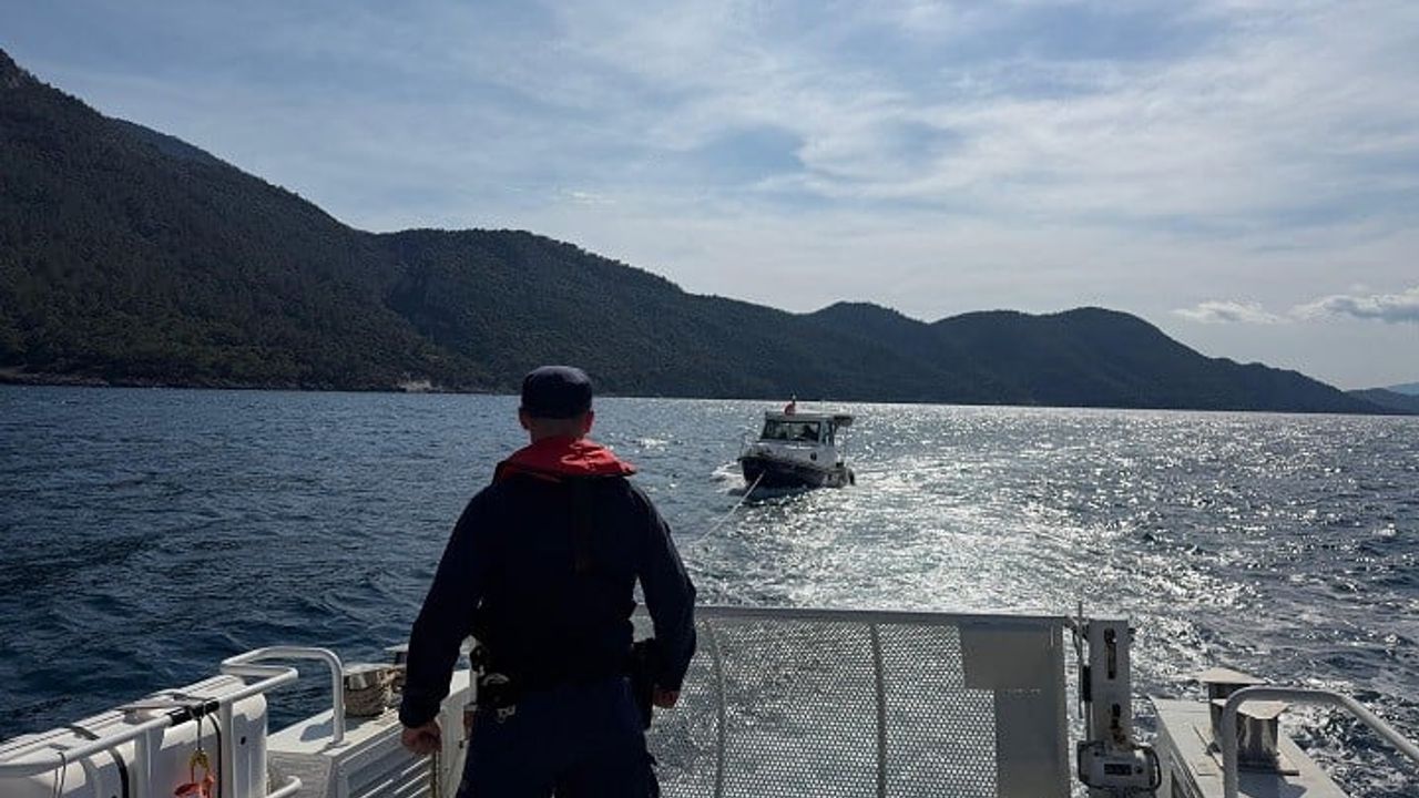 Kuşadası açıklarında motor arızası: Sürüklenen teknedeki 2 kişi kurtarıldı