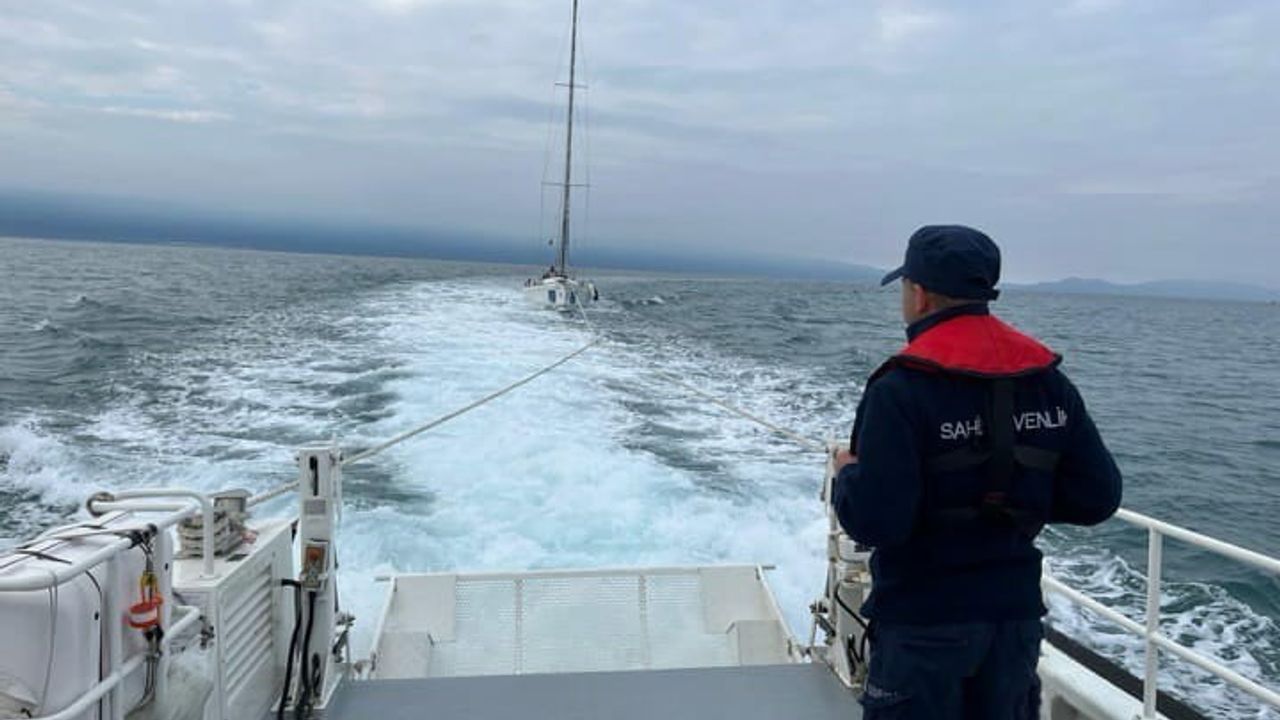 Kuşadası açıklarında motor arızası yaşayan tekne Sahil Güvenlik tarafından kurtarıldı