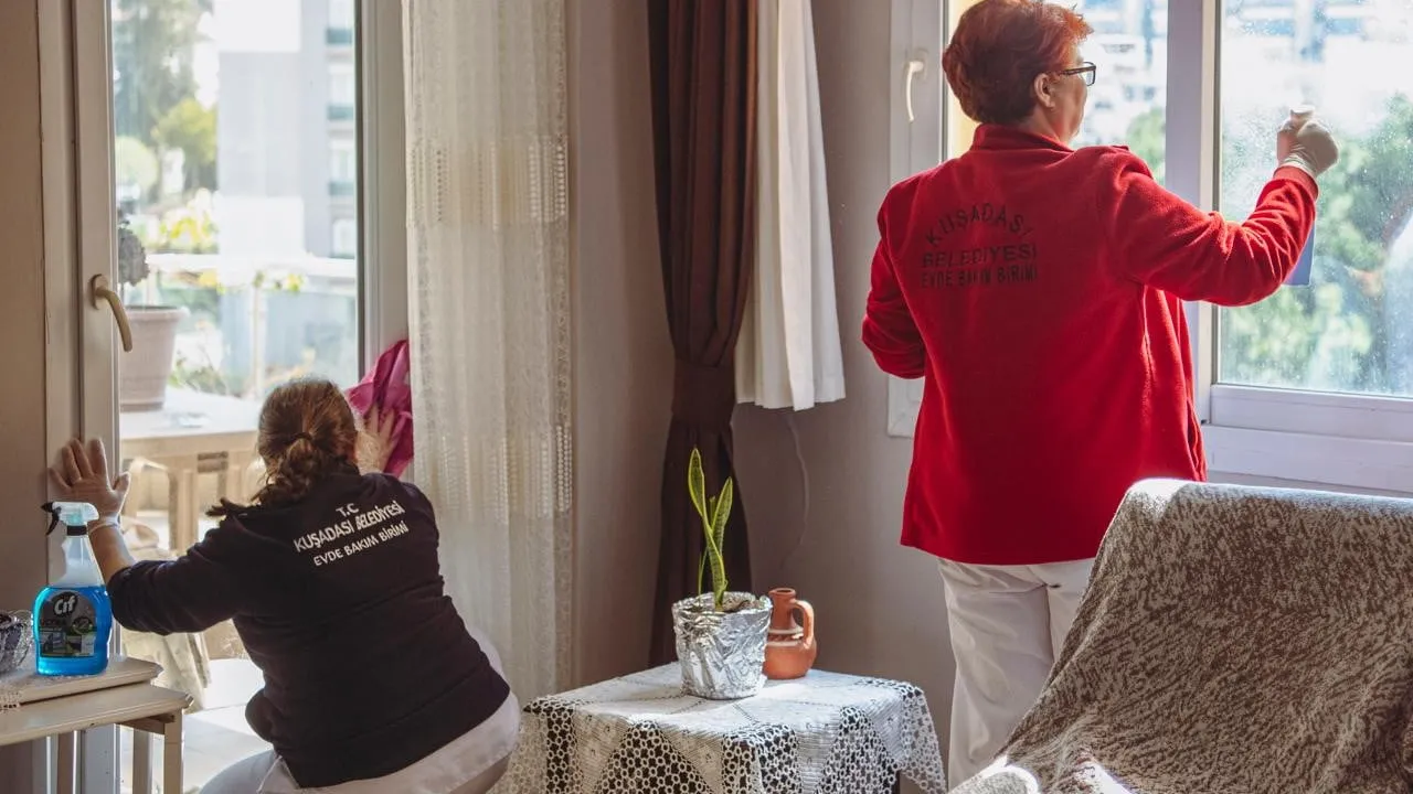 Kuşadası Belediyesi Evde Bakım Birimi ihtiyaç sahibi vatandaşların yanında