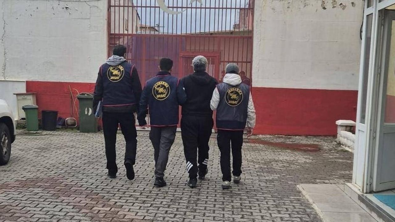 Kuşadası’nda 18 yıl 1 ay 15 gün hapis cezası bulunan firari jandarma operasyonuyla yakalandı