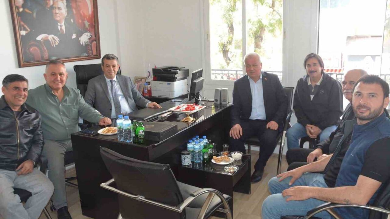 Kuşadası’nda AYESOB Başkanı Muhammet Ali Künkcü, 3 Mayıs öncesi oda ziyaretlerinde esnafla buluştu