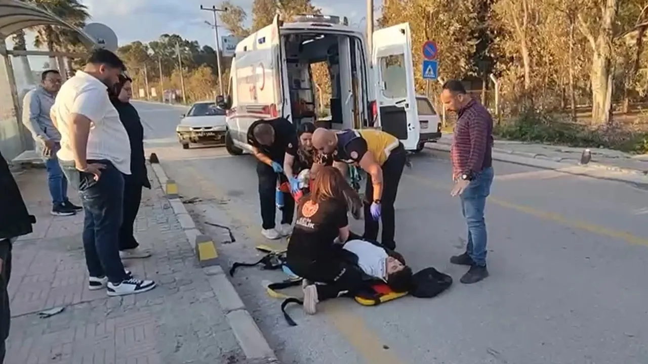 Kuşadası'nda otomobille çarpışan motosiklet otobüs durağına çarptı: 2 yaralı