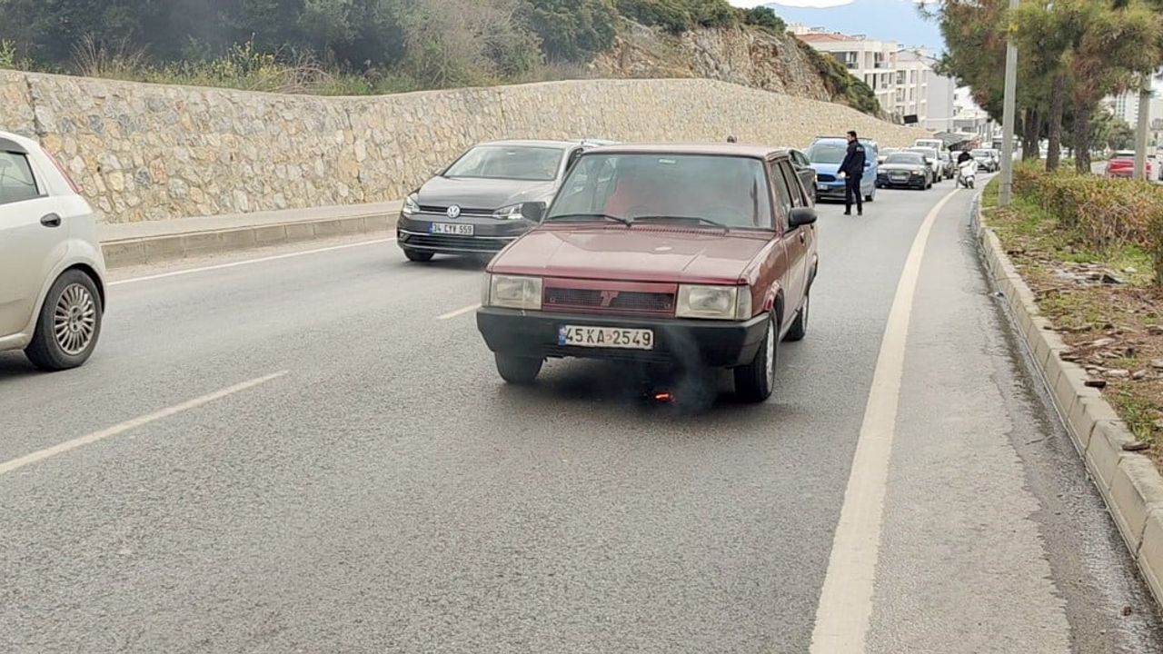 Kuşadası Süleyman Demirel Bulvarı'nda Kısa Sürede İki Otomobil Alev Aldı