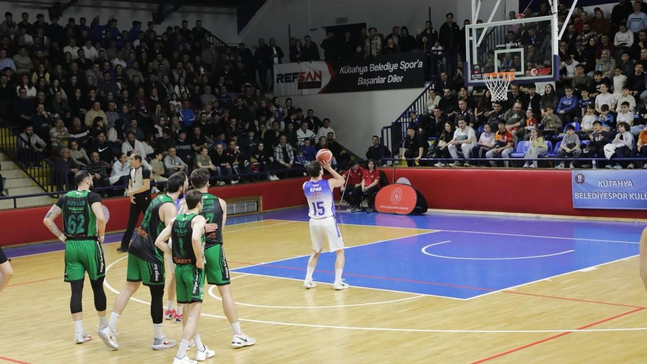 Kütahya Belediyespor’a protokolden tribün desteği: Çeyrek final serisi 1-1'e geldi