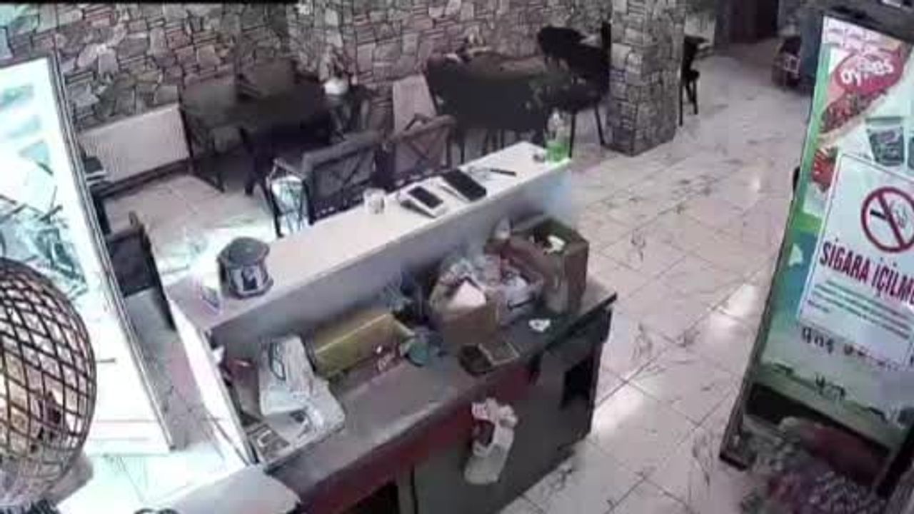 Kütahya’da 4,8 büyüklüğündeki depremin kameraya yansıdığı anlar