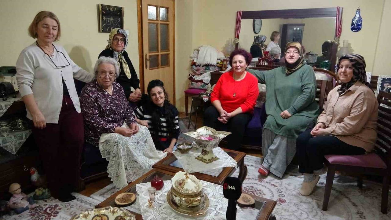 Kütahya’da 78 yaşındaki emekli öğretmenin 70 yıllık örgü azmi