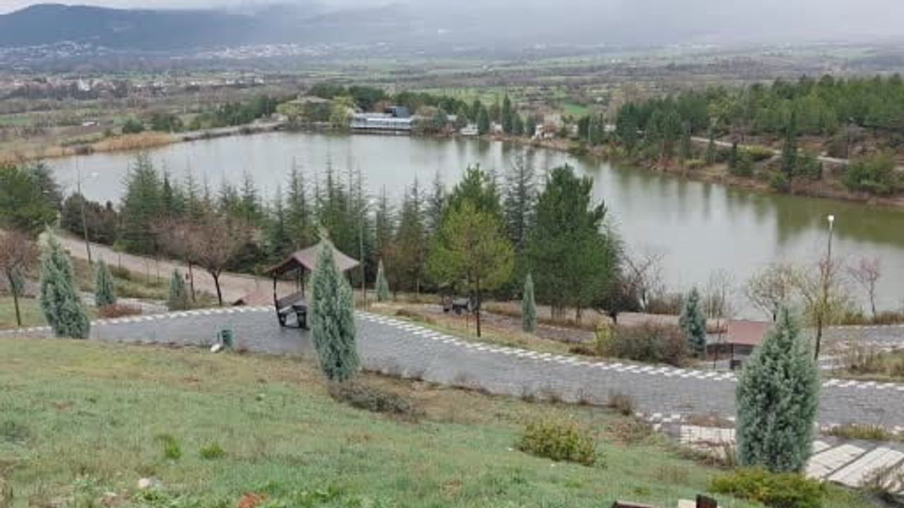 Kütahya'da İlkbahar: Dumlupınar Üniversitesi Evliya Çelebi Yerleşkesi'ndeki Saklıgöl