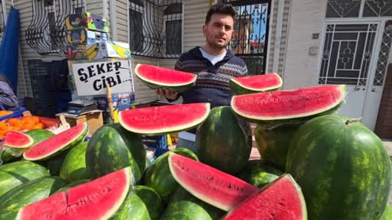 Kütahya’da İran karpuzu tezgâhlarda dilimle satılıyor, kilogram 80 TL