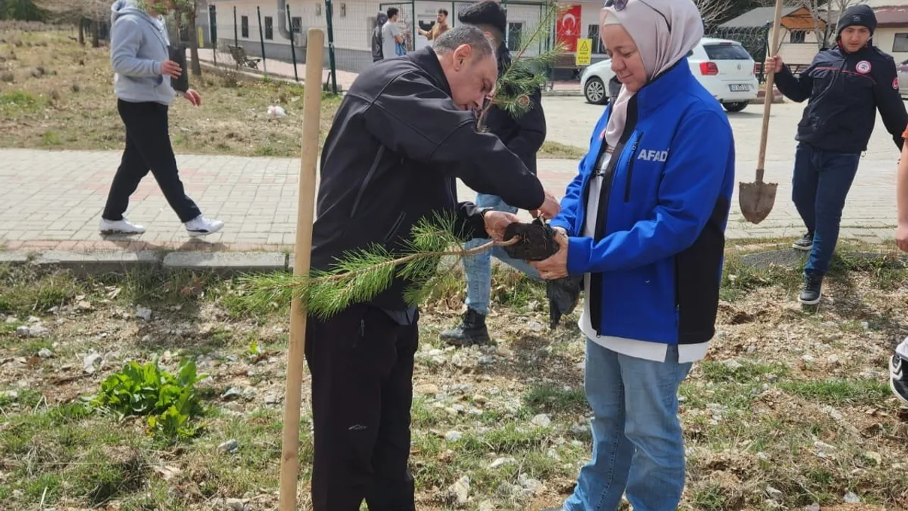 Kütahya’da Şehit İtfaiye Eri Ömer Türk Anısına Fidan Dikimi
