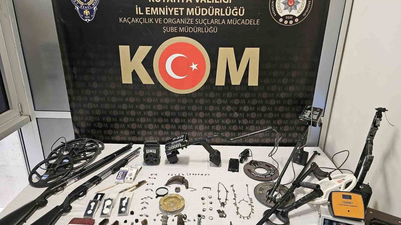 Kütahya'da tarihi eser kaçakçılığı operasyonu: 76 obje ele geçirildi