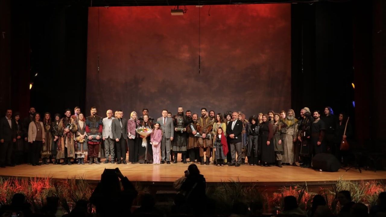 Kütahya protokolü "Devlet Ana" oyununu Hezar Dinari Kültür Merkezi'nde izledi