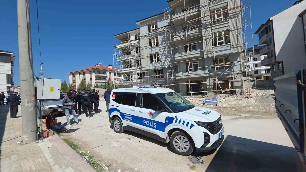 Kütahya Zafertepe Mahallesi'nde iskele çökmesi: 2 işçi yaralandı