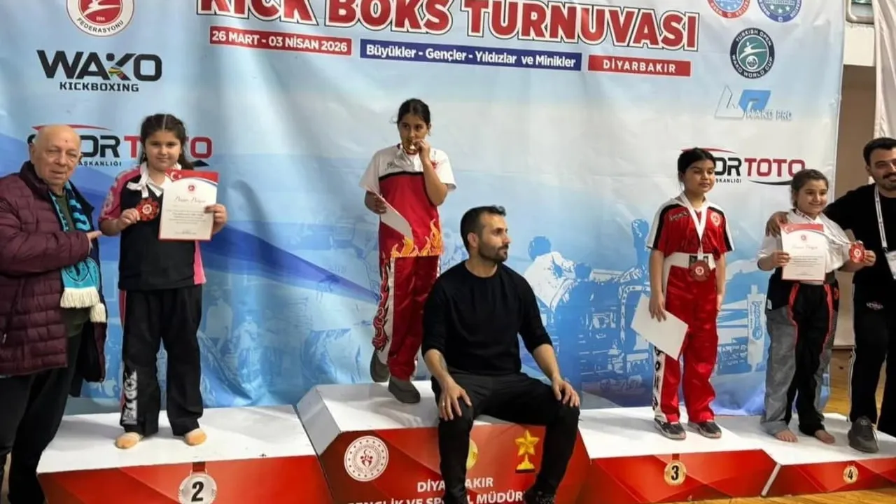 Kütahyalı İdil Çakır, Türkiye Kick Boks Şampiyonası'nda gümüş madalya kazandı