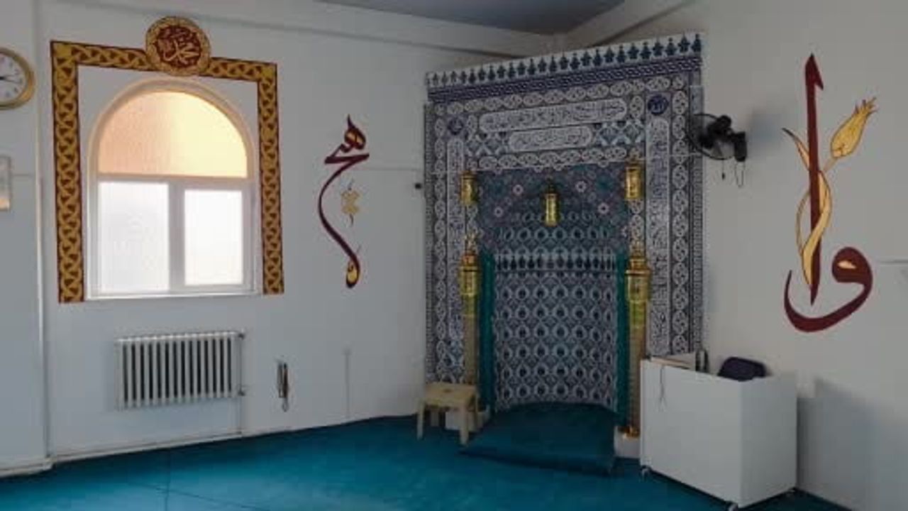 Kütahyalı imam Osman Arslan 25 yıldır camileri hat ve nakkaş sanatıyla süslüyor