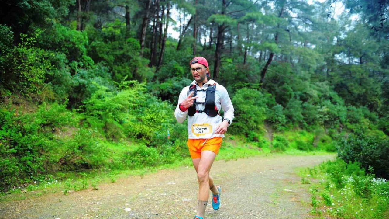 Kütahyalı zabıta memuru Hüseyin Gümüş Efes Ultra Maratonu 63 km’de üçüncü oldu