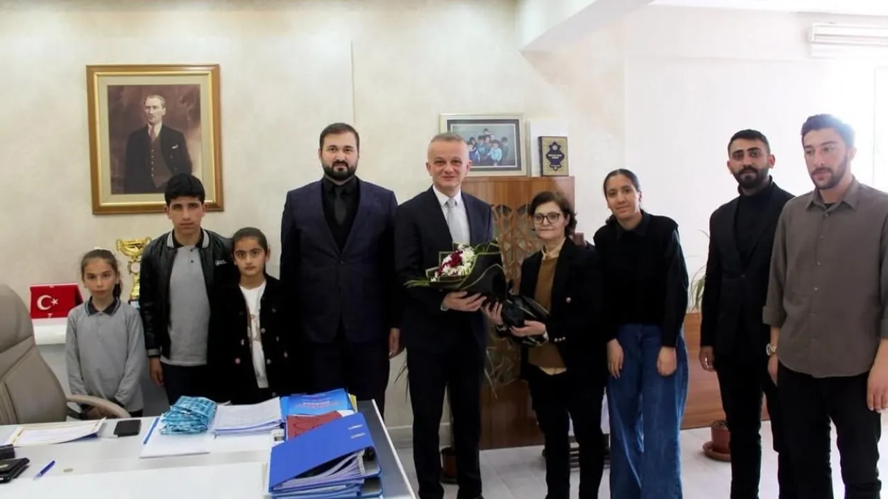 Kütüphaneler Haftası kapsamında Hamur Halk Kütüphanesi'nden Kaymakam Erkan Minuz’a ziyaret