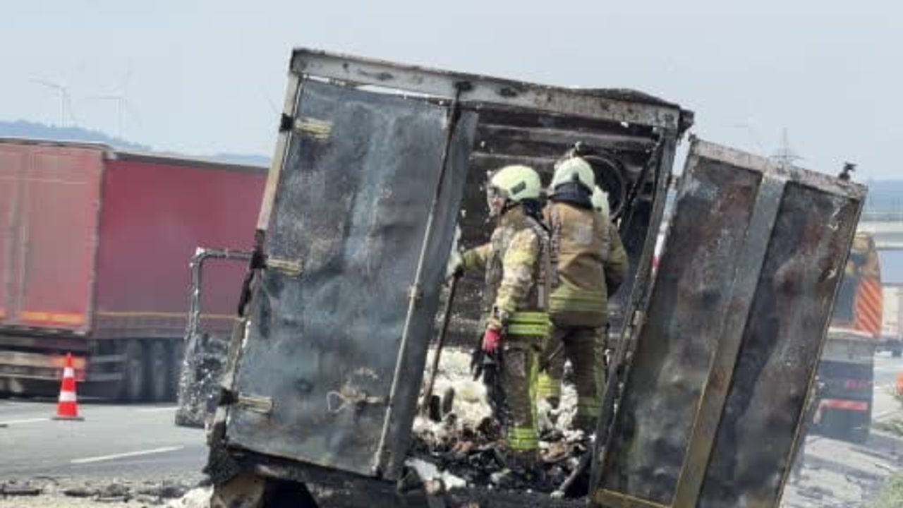 Kuzey Marmara Otoyolu'nda Çatalca istikametinde seyir halindeki tırda yangın