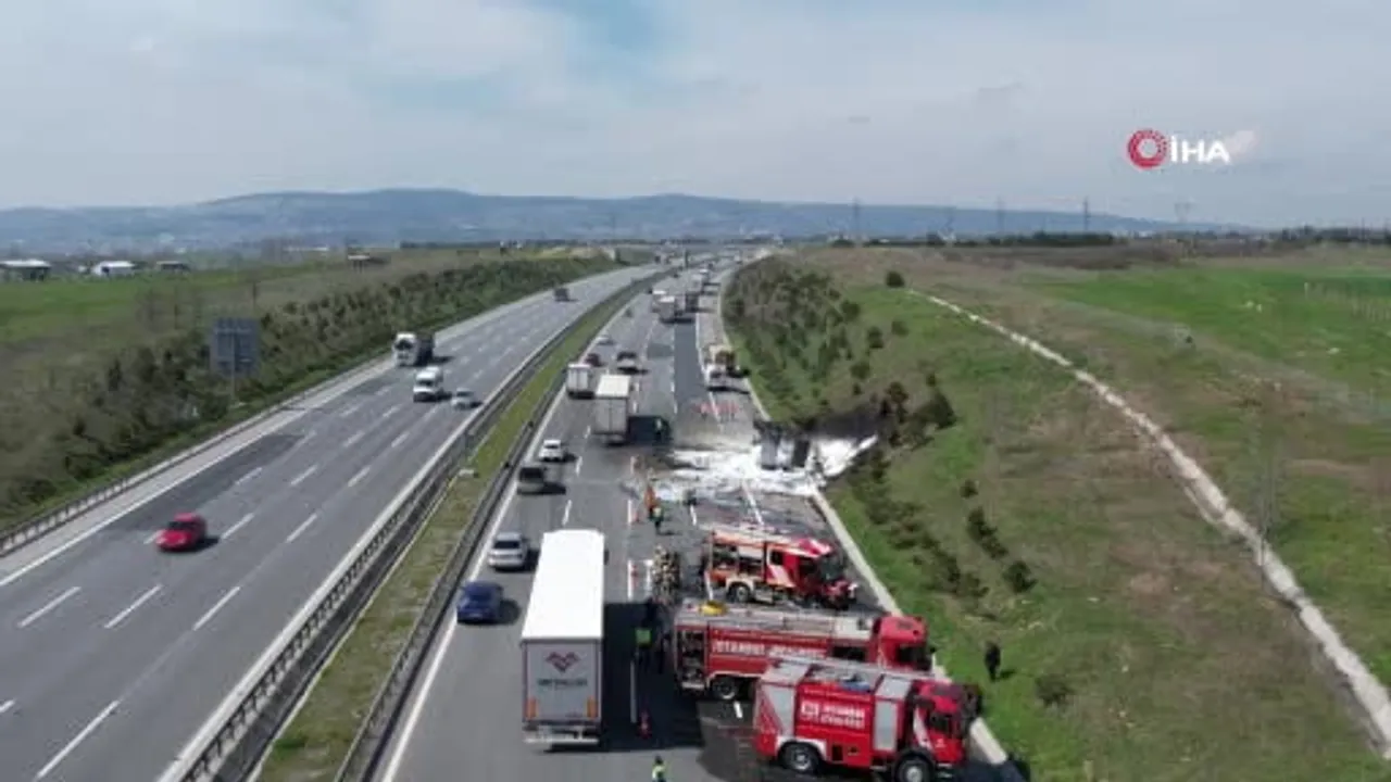 Kuzey Marmara Otoyolu’nda köpük sprey yüklü kamyon yandı, iki şerit trafiğe kapandı