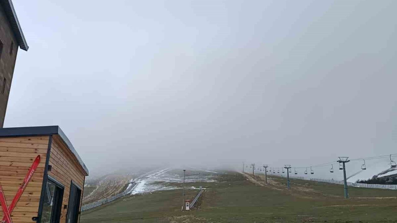 Ladik Akdağ'da Nisan Ayında Kısa Süreli Kar Yağışı