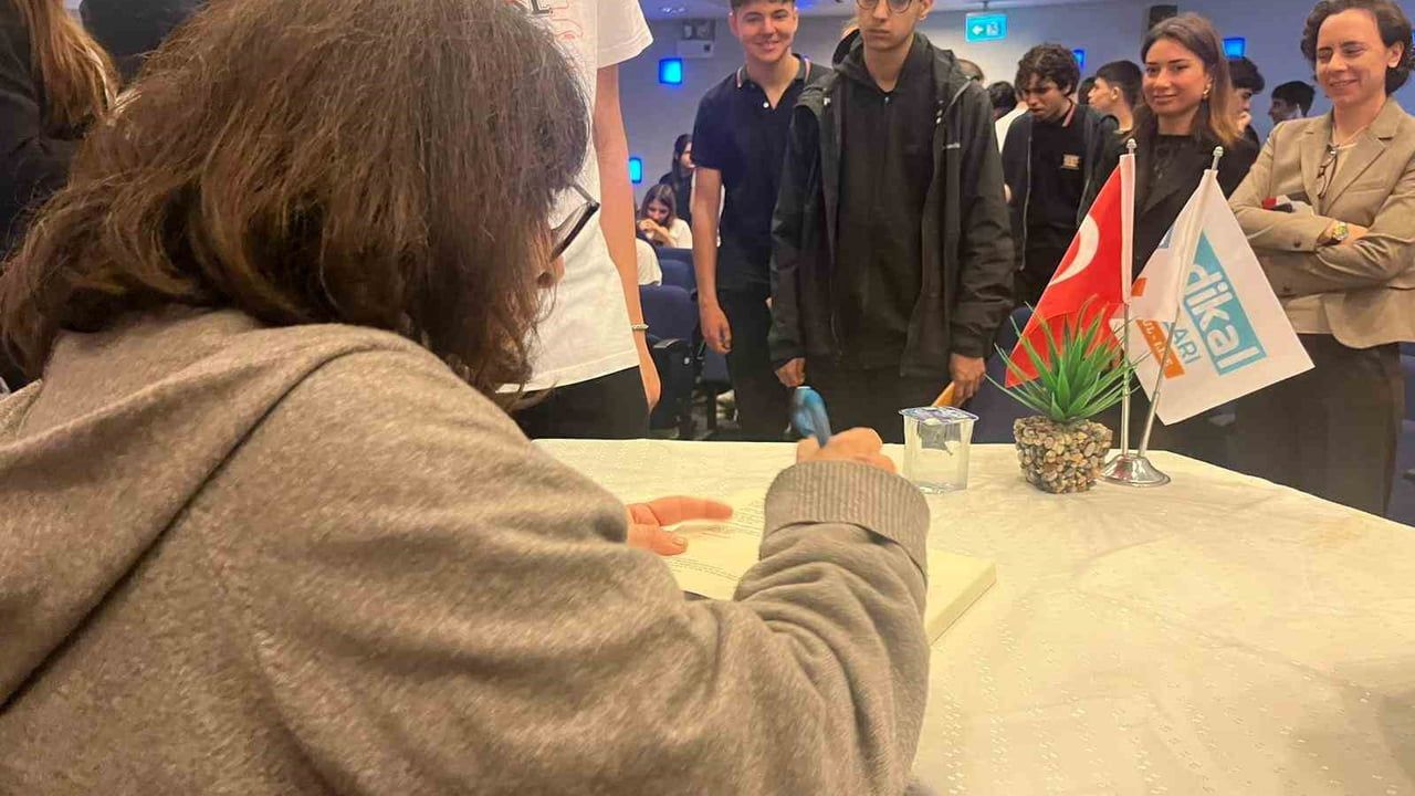 Latife Tekin İzmir'de lise öğrencileriyle buluştu
