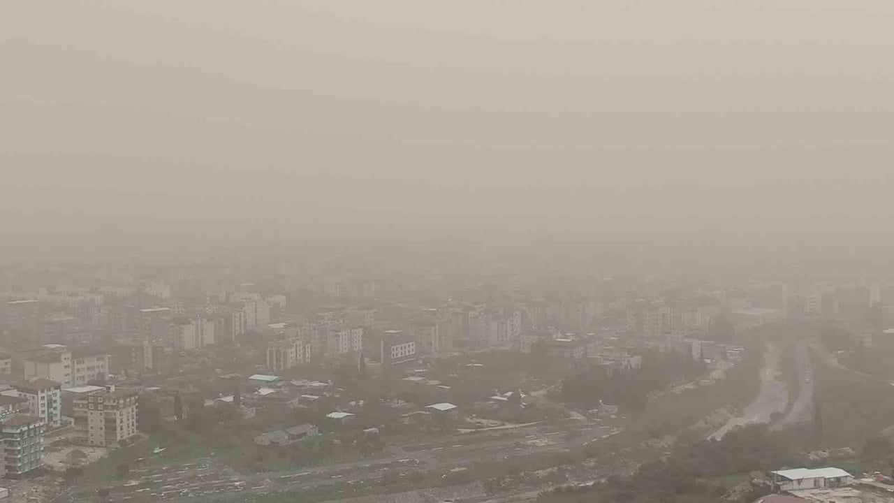 Libya'dan gelen çöl tozu Hatay'da görüşü düşürdü