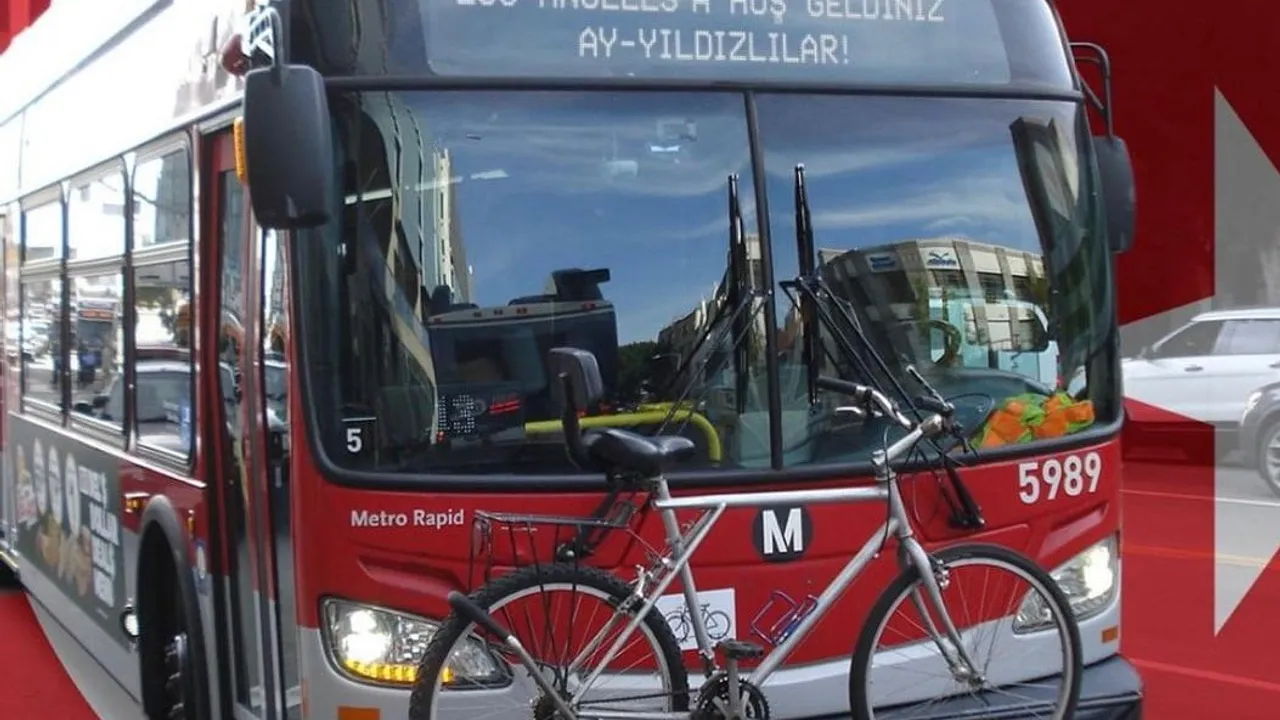 Los Angeles otobüslerinde Türkçe karşılama: 'Los Angeles’a hoş geldiniz Ay Yıldızlılar' mesajı