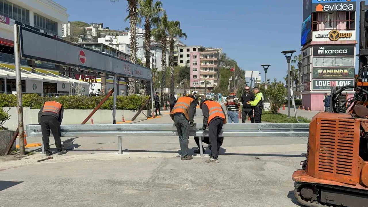 Lovelet AVM önündeki araç giriş-çıkışları polis gözetiminde bariyerlerle kapatıldı