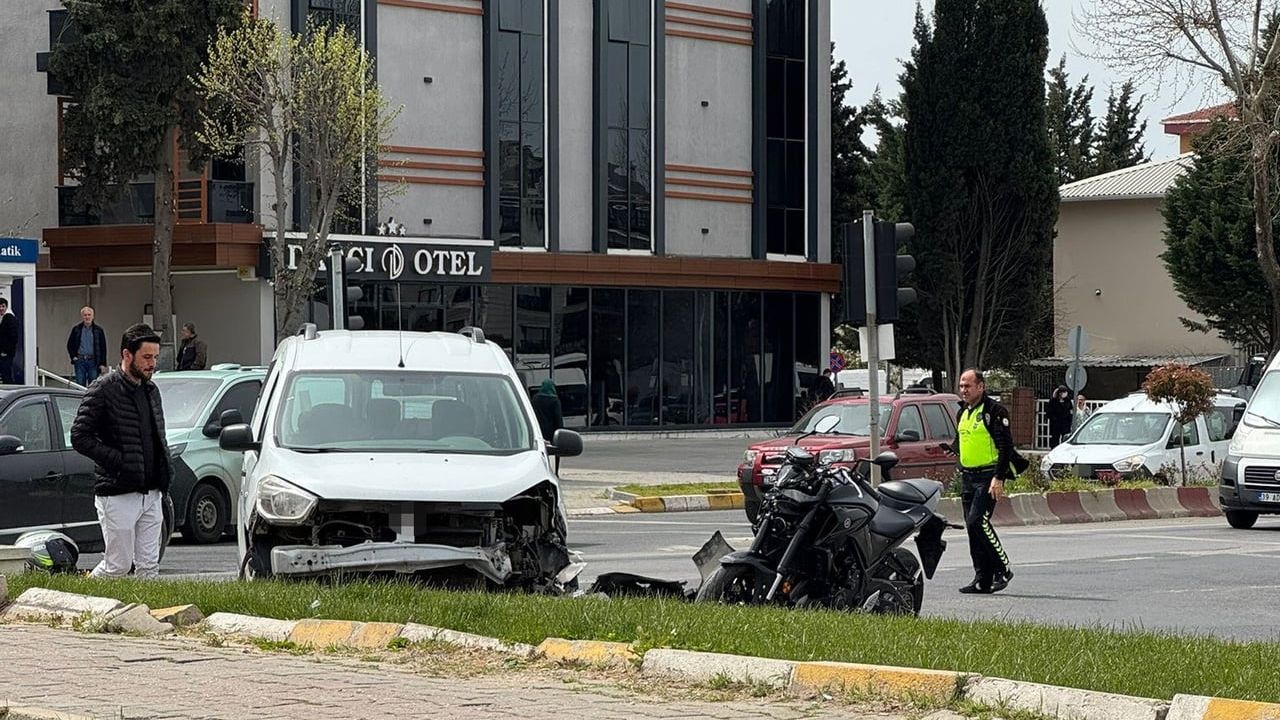 Lüleburgaz'da D-100'de motosiklet ile otomobil çarpıştı: 1 yaralı