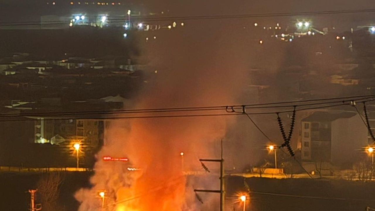 Lüleburgaz'da Eski Sanayi Karşısında Çıkan Arazi Yangını Kontrol Altına Alındı