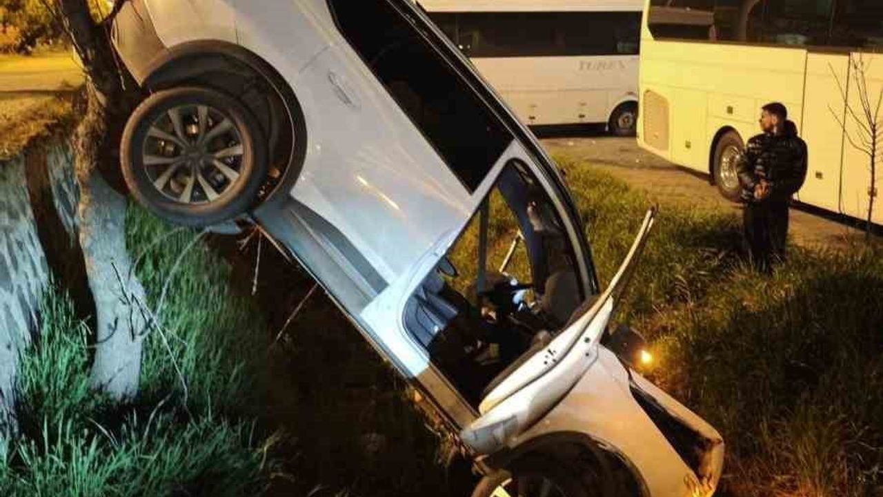 Lüleburgaz'da otomobil kontrolden çıkarak AVM otoparkına düştü