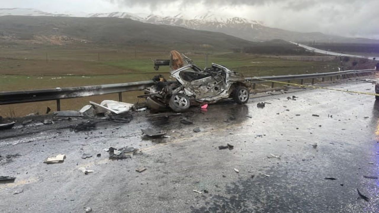 Malatya-Adıyaman Karayolu'nda Tır ile Otomobilin Kafa Kafaya Çarpışması: 3 Ölü, 1 Yaralı