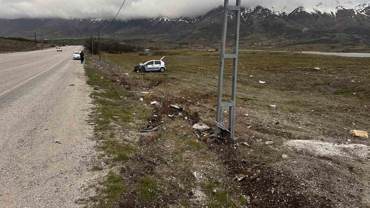 Malatya'da aydınlatma direğine çarpan otomobil takla attı: 3 yaralı