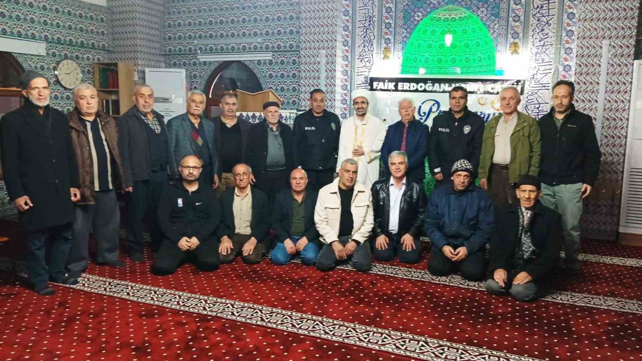 Malatya'da ihbarla gelen polisler camide Polis Haftası programıyla karşılaştı
