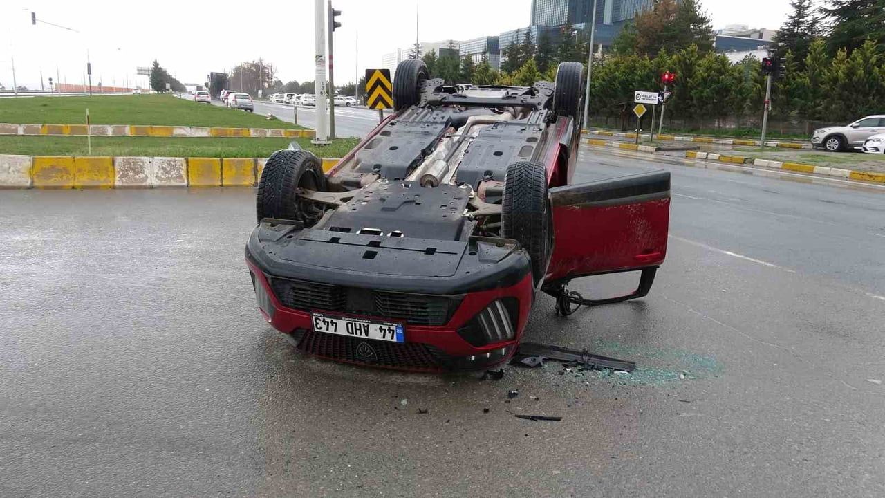 Malatya'da iki aracın çarpışması sonucu araç ters döndü: 2 yaralı