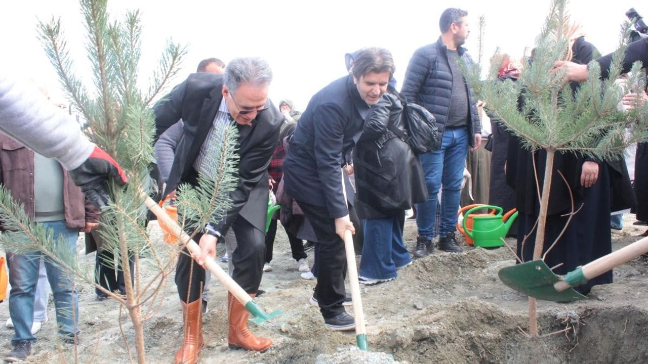 Malatya'da 'Kadınlarla El Ele Bir Fidan Bin Nefes' etkinliğiyle İnönü Üniversitesi kampüsüne fidan dikildi