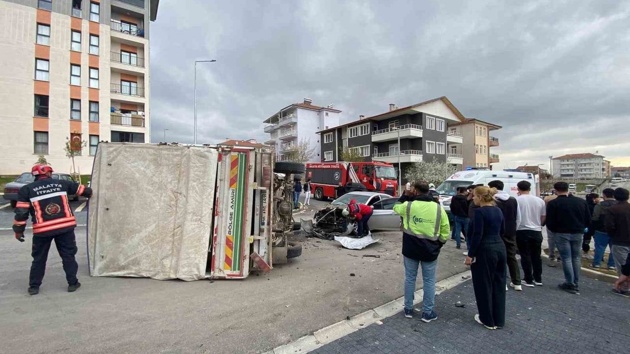 Malatya'da kamyonet ile otomobil çarpıştı: Yeşilyurt'ta 2 yaralı