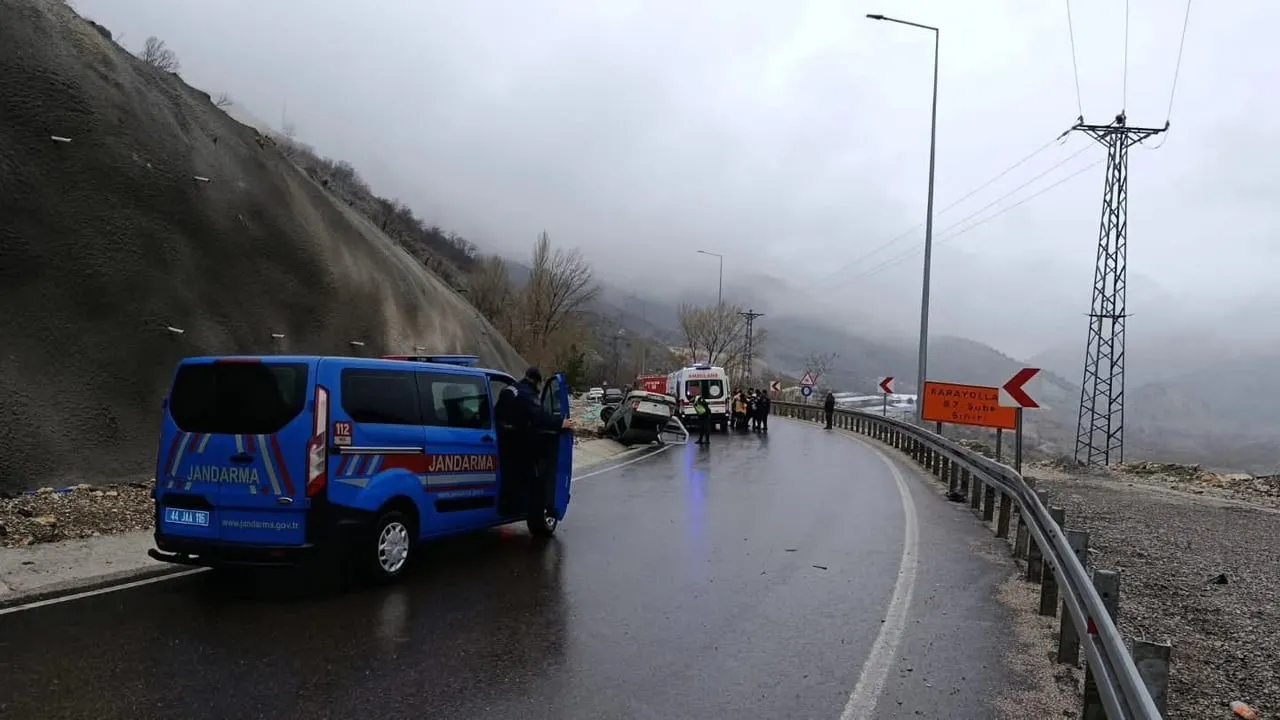 Malatya’da kontrolden çıkan otomobil su kanalına savrulup ters döndü: 5 yaralı