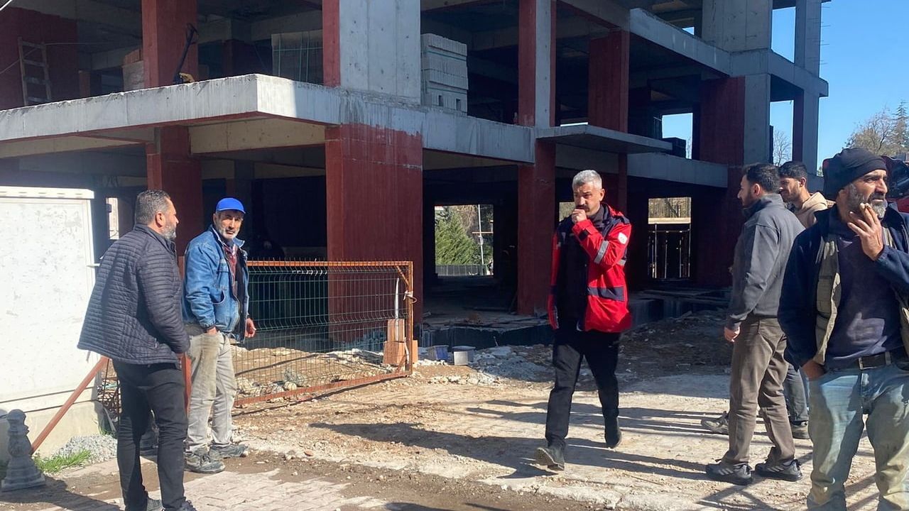 Malatya'da şantiyede asansör boşluğuna düşen işçi yaralandı