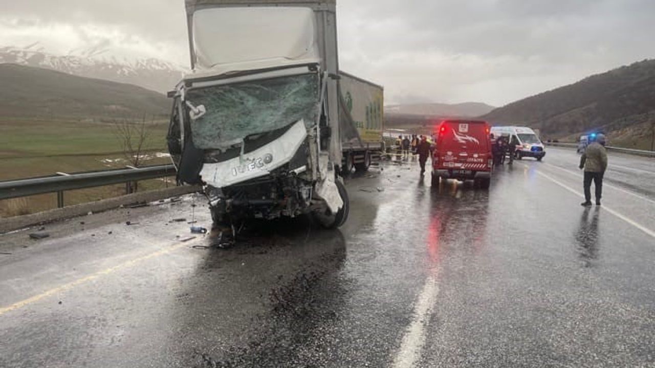 Malatya'da tır ile otomobilin kafa kafaya çarpıştığı kazada 3 kişi hayatını kaybetti