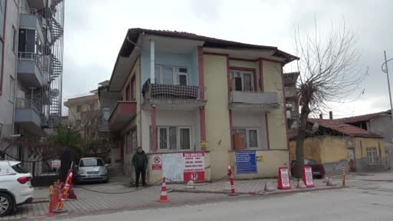 Malatya'da vatandaş kaldırımını 'mülküm' diyerek dubalarla kapattı