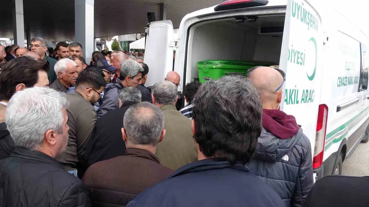 Malatya’da yüzme havuzunda fenalaşan öğretmen Çiğdem Karagülle son yolculuğuna uğurlandı
