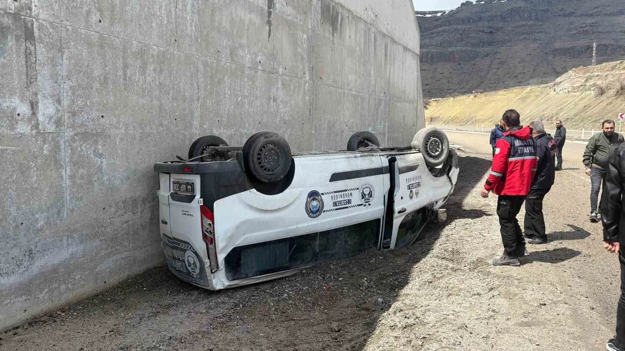 Malatya-Kayseri Karayolu'nda hafif ticari araç devrildi: 1 yaralı